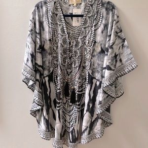 True Colors LA S/12 B&WBeach Top same fabric as Camilla O/P 98 M/D 49 N/W W/tag